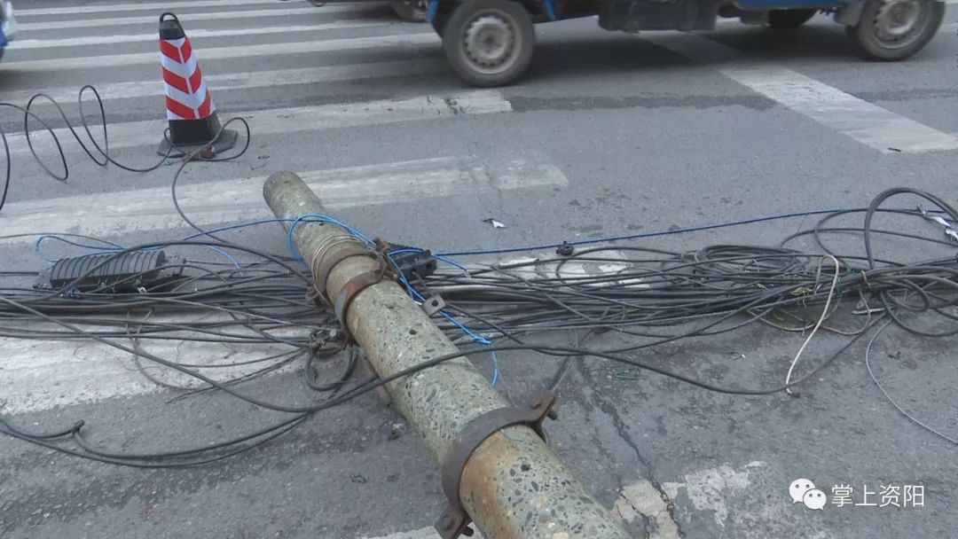 貨車掛斷七根電桿，通信線路受損嚴重